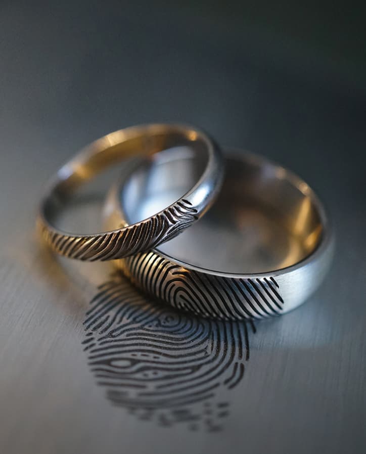 С отпечатками пальцев