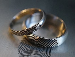 С отпечатками пальцев